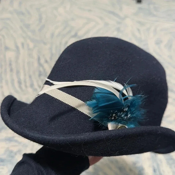 Goorin Bros Accessories - Goorin Bros wool feather cloche 1920s asymmetrical hat ￼M